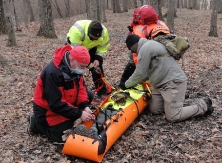 SAR volunteers train on carrying injured person (002) (002)